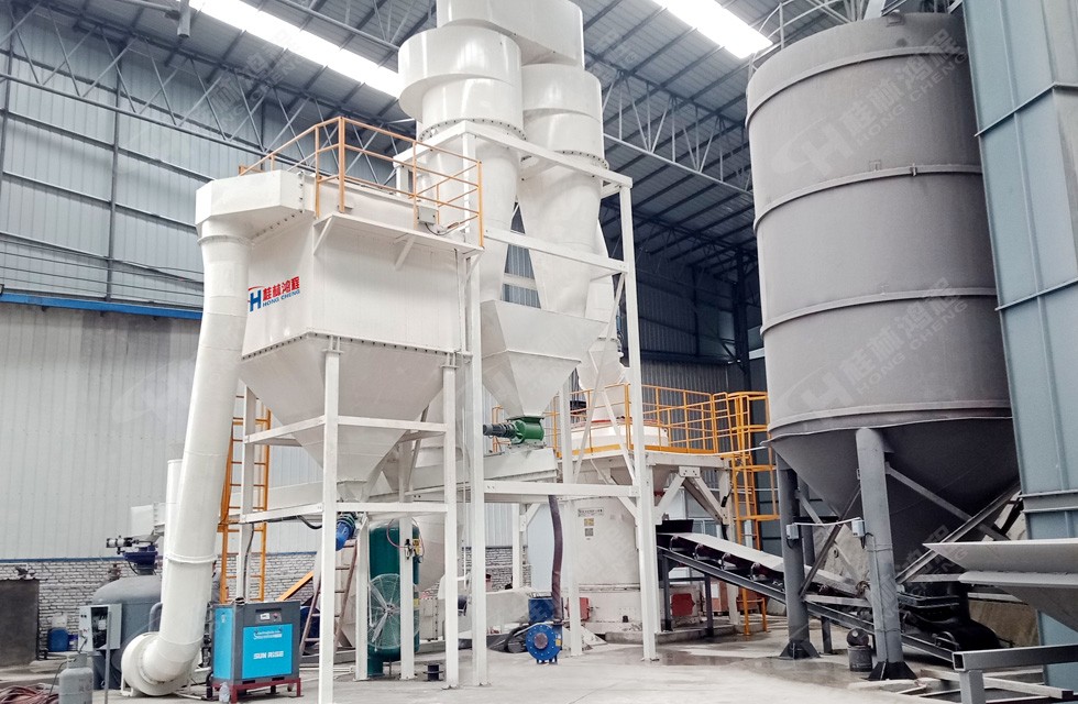 桂林鴻程河北200目大石頭粉磨機(jī)HC1500擺式磨粉機(jī)客戶現(xiàn)場(chǎng)車(chē)間剪影