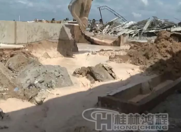 廉江政府鐵腕整治拆除一高嶺土廠，連設備都砸碎！