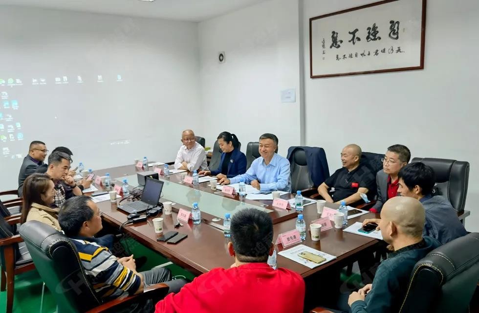 歡迎廣西塑料行業(yè)協(xié)會一行蒞臨桂林鴻程礦山機械廠參觀指導！