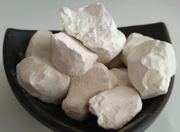 生石灰燒完還要磨粉嗎？生石灰塊磨粉機