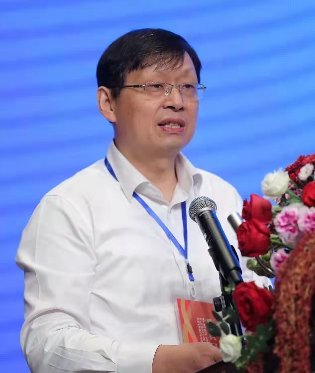 廣西大學(xué)校長助理、廣西碳酸鈣產(chǎn)業(yè)化工程院常務(wù)副院長、廣西碳酸鈣行業(yè)協(xié)會(huì)會(huì)長童張法圖片來源：廣西碳酸鈣產(chǎn)業(yè)化工程院
